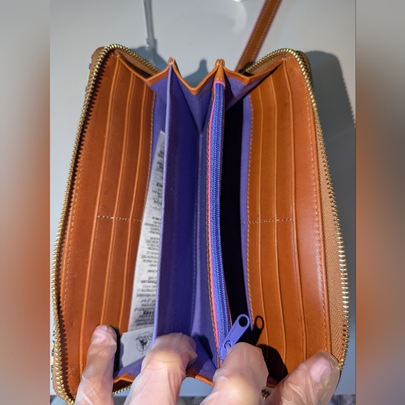 Brand NWOT Dooney & Bourke Disney "It's A Small World" Collaboration Wristlet - Picture 7 of 11